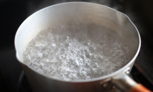水を鍋で沸騰させる