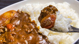 カレーを食べる